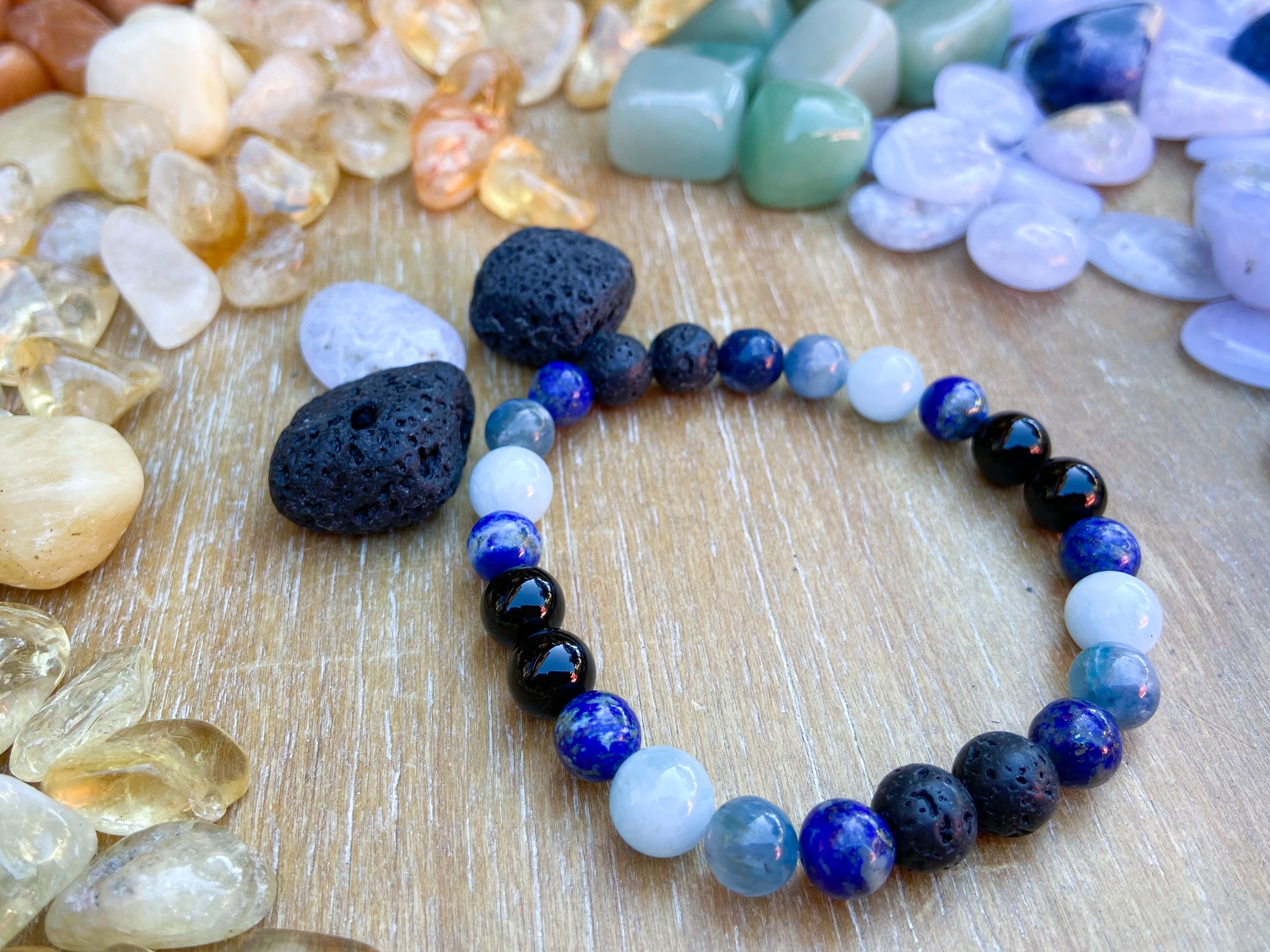 Lapis lazuli deals throat chakra